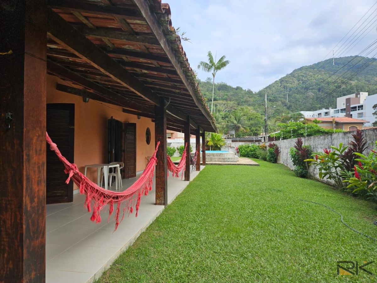 Casa Á Venda Nas Toninhas com 5 Dormitórios Sendo 3 Suítes,varanda e Piscina
