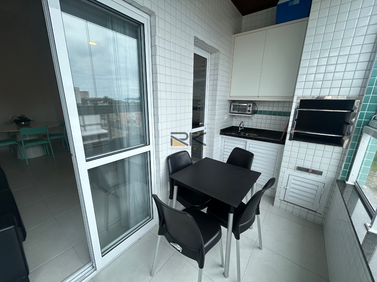 Apartamento à Venda Nas Toninhas com 2 Dormitórios, Varanda Gourmet com Churrasqueira 180 Metros da Praia