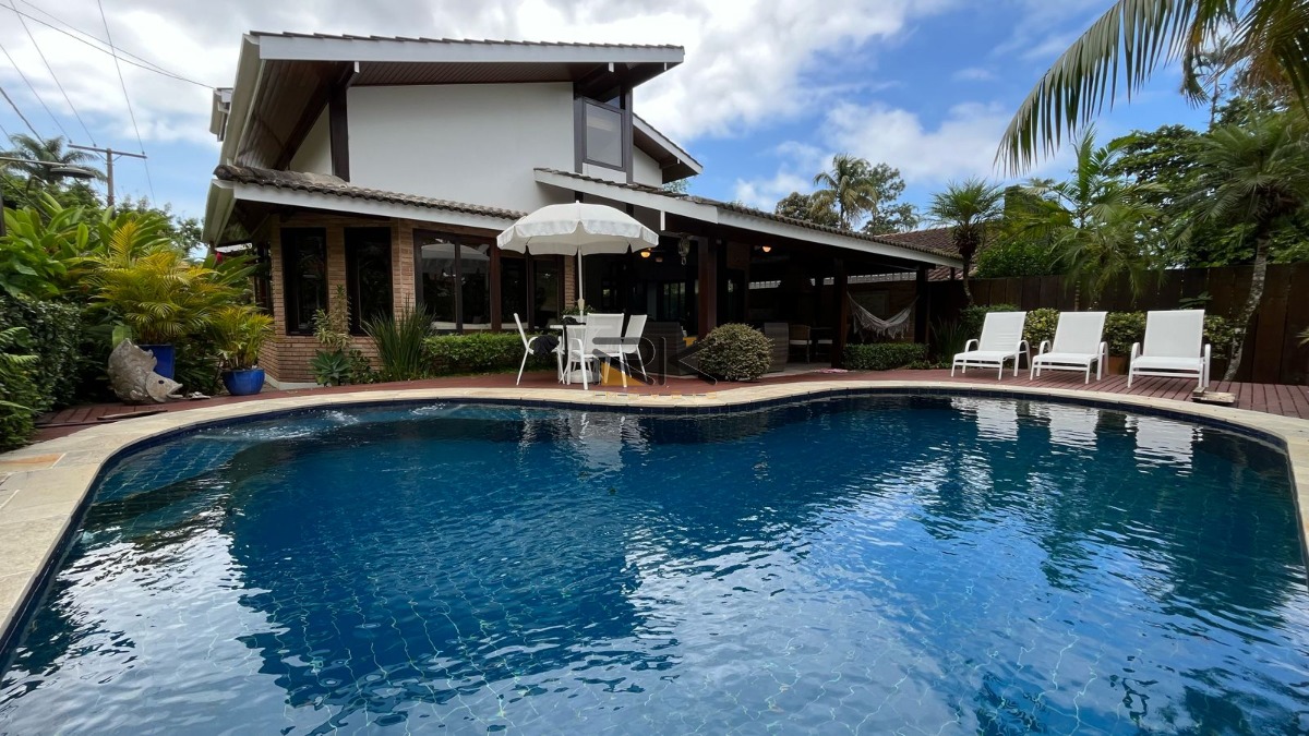 Casa em Condominio com 4 Dormitórios Sendo 3 Suítes,3 Vagas de Garagem,varanda Gourmet com Churrasqueira e Piscina